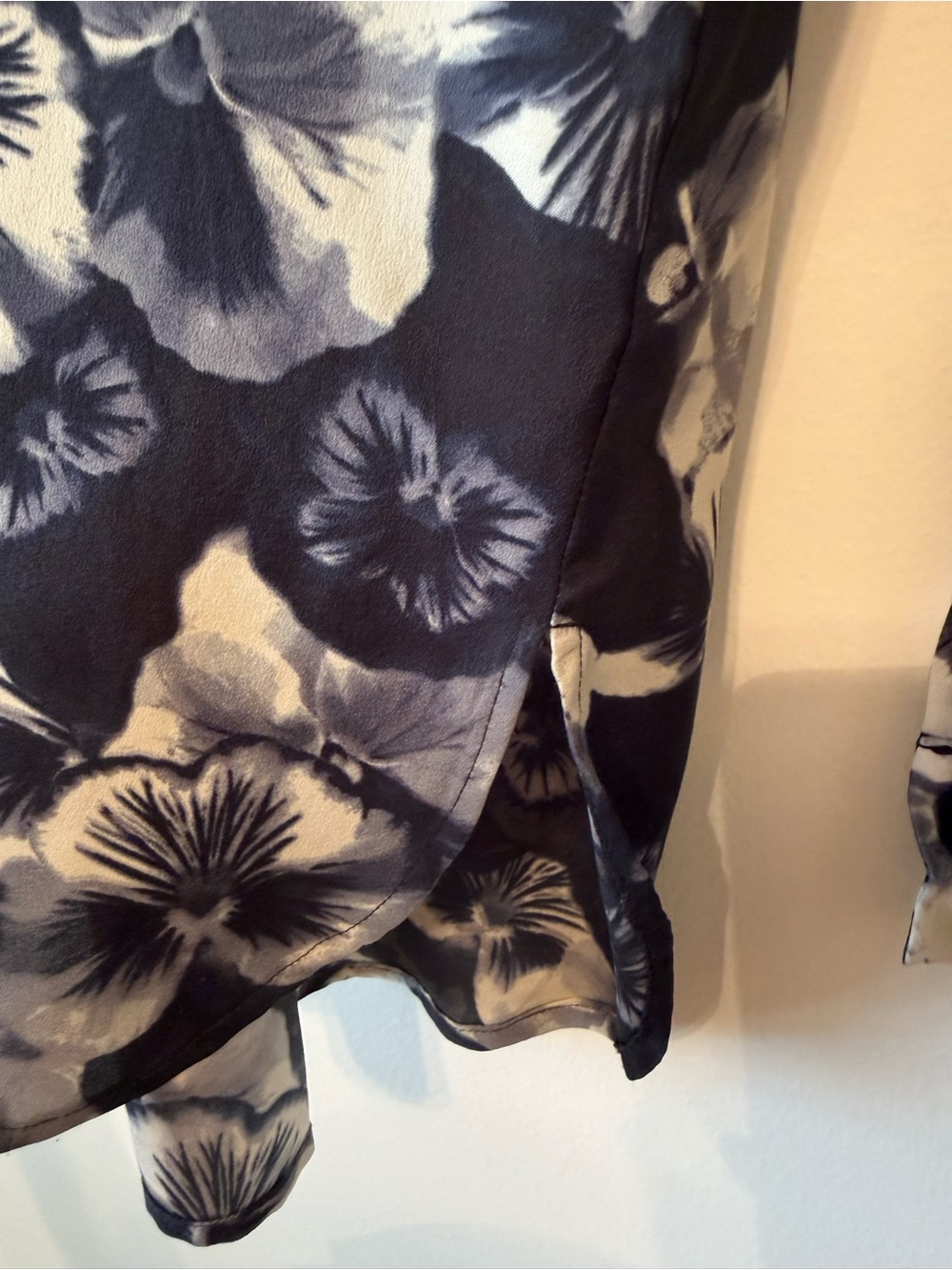ANN TAYLOR Floral V-Neck Long Sleeve Blouse in Black, Cream & Grey - Picture 6 of 6